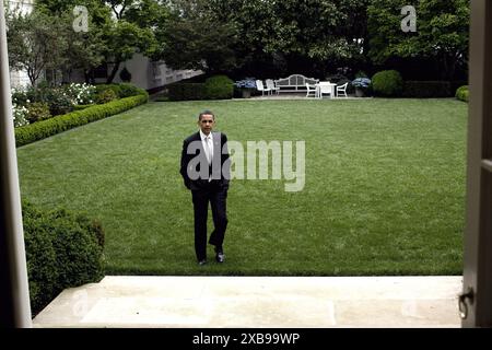 Präsident Barack Obama Walks in the White House Rose Garden, 15. Mai 2009. Der Fotograf Pete Souza im Weißen Haus. Stockfoto
