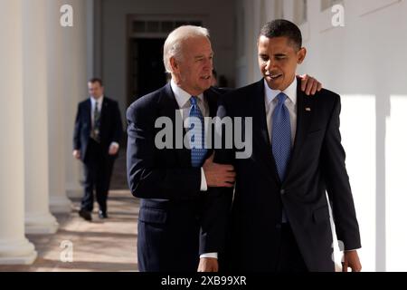Präsident Barack Obama geht mit Vizepräsident Joe Biden entlang der Kolonnade, 3. Februar 2010. (Offizielles Foto des Weißen Hauses von Pete Souza) Stockfoto
