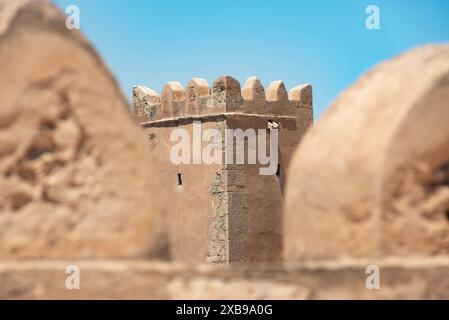 6. Juni 2024, Sfax, Tunesien: Detail eines Steinturms, Teil der Zinnen der Kasbah von Sfax, eine mittelalterliche Festung im Medina-Viertel von Sfax, das auch ein Architekturmuseum umfasst, Tunesien, Nordafrika. (Credit Image: © John Wreford/SOPA Images via ZUMA Press Wire) NUR REDAKTIONELLE VERWENDUNG! Nicht für kommerzielle ZWECKE! Stockfoto