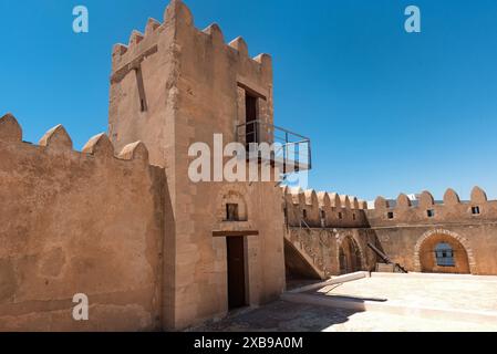 6. Juni 2024, Sfax, Tunesien: Die Stadtmauern und der Turm sind Teil der Befestigungsanlagen von Sfax Kasbah, einer mittelalterlichen Festung im Medina-Viertel von Sfax, die auch ein Architekturmuseum umfasst. (Credit Image: © John Wreford/SOPA Images via ZUMA Press Wire) NUR REDAKTIONELLE VERWENDUNG! Nicht für kommerzielle ZWECKE! Stockfoto