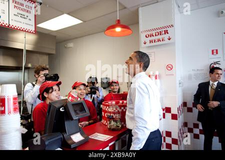 Präsident Obama bestellt ein Mittagessen bei fünf Jungs in Washington, D.C. während eines unangekündigten Mittagsausflugs am 29. Mai 2009. (Offizielles Foto des Weißen Hauses von Pete Souza) Stockfoto