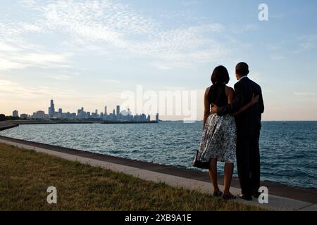US-Präsident Barack Obama und First Lady Michelle Obama nach ihrer Ankunft in der Hubschrauberlandezone in Chicago. Offizielles Foto des Weißen Hauses von Pete Souza Stockfoto