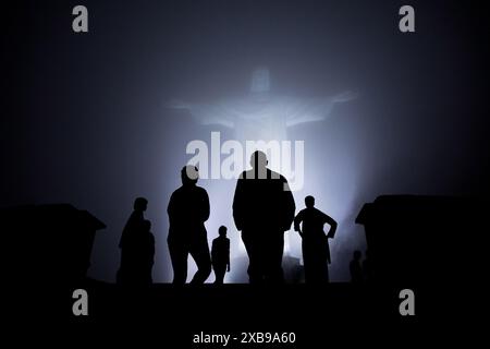 US-Präsident Barack Obama, First Lady Michelle Obama und die Töchter Sasha und Malia besichtigen am 20. März 2011 in Rio de Janeiro in Brasilien die Christusstatue, die von Nebel umgeben ist. (Offizielles Foto des Weißen Hauses von Pete Souza) Stockfoto