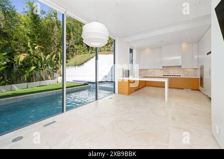 Eine leere Küche und ein Pool im Zentrum Stockfoto