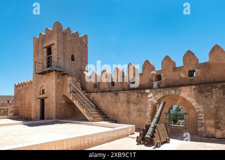 Sfax, Tunesien. Juni 2024. Eine mittelalterliche Kanone in der Kasbah von Sfax ist eine Kasbah, eine islamische Wüstenfestung, die sich in der südwestlichen Ecke der antiken Stadt Sfax befindet. (Credit Image: © John Wreford/SOPA Images via ZUMA Press Wire) NUR REDAKTIONELLE VERWENDUNG! Nicht für kommerzielle ZWECKE! Stockfoto