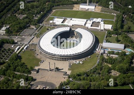 Die niederländische Nationalmannschaft spielt in der Gruppenphase der Europameisterschaft 2024 im Olympiastadion in Berlin gegen Österreich. Auch das Finale der Euro 2024 wird hier ausgetragen. Die Arena ist das Heimstadion des Berliner Fußballvereins Hertha BSC netherlands Out - belgien Out Stockfoto