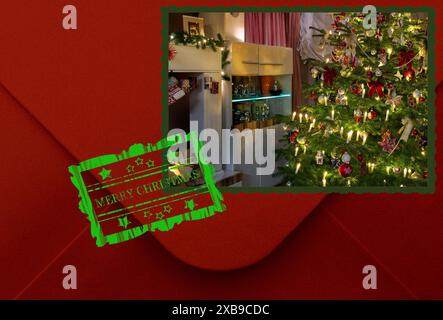 Grußkarte mit einem zu Weihnachten dekorierten Heim. Unter dem Foto befindet sich ein Umschlag. Ein Stempel mit dem englischen Text: Frohe Weihnachten. Stockfoto