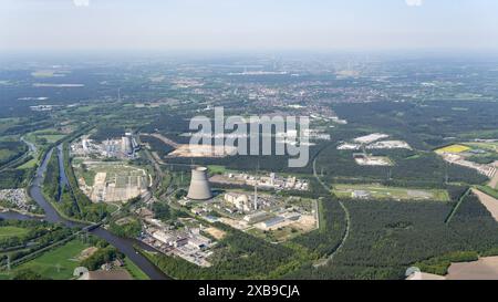 Auch dieses deutsche Kernkraftwerk Lingen wird abgebaut. In Deutschland wird keine saubere Kernenergie mehr erzeugt. Die Fabrik befindet sich am Eems River, der das Kühlwasser liefert. Das alte RWE-Gaskraftwerk, das sich ebenfalls am Standort befindet, wird nun zu einer Wasserstofffabrik umgebaut. ANP/ Hollandse Hoogte/ Aerovista Luftfotografie niederlande Out - belgien Out Stockfoto