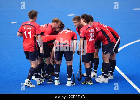 Großbritannien bildet eine Gruppe während des Spiels der FIH Hockey Pro League im Lee Valley Hockey and Tennis Centre in London. Bilddatum: Dienstag, 11. Juni 2024. Stockfoto