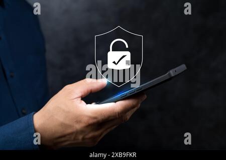 Cybersicherheit und Datenschutzkonzepte zum Schutz von Daten. Geschäftsleute nutzen Smartphones mit Cybersicherheitstechnologie zum Schutz personenbezogener Daten und zum Schutz ihrer Daten Stockfoto