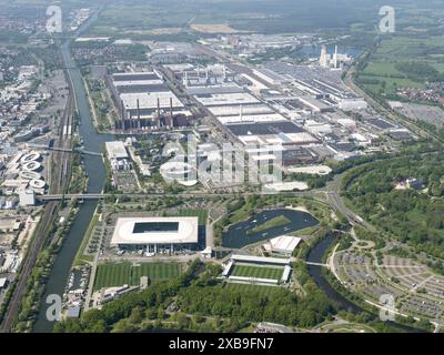 Das Stadion des VFL Wolfsburg, die Volkswagen Arena, während die Auswahl der Bundesliga-Mannschaft auf dem Trainingsfeld trainiert. Außerdem das AOK-Stadion für die Frauenmannschaft. Die niederländische Nationalmannschaft wird während der Euro 2024 auf diesem Feld trainieren. Im Hintergrund das VW-Werk mit Autostadt und das Hotel Ritz-Carlton. niederlande aus - belgien aus Stockfoto