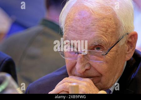 Edmund Stoiber. Edmund Stoiber, ehemaliger Bayerischer Ministerpräsident und Ehrenvorsitzender der CSU , im Löwenbräukeller in München. München Bayern Deutschland *** Edmund Stoiber Edmund Stoiber, ehemaliger bayerischer Premierminister und Ehrenvorsitzender der CSU , im Löwenbräukeller in München München Bayern Deutschland Copyright: XRolfxPossx Stockfoto