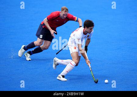 Der britische David Ames (links) und der spanische Ignacio Rodriguez kämpfen um den Ball während des Spiels der FIH Hockey Pro League im Lee Valley Hockey and Tennis Centre in London. Bilddatum: Dienstag, 11. Juni 2024. Stockfoto