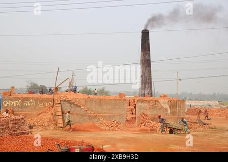 Bodenschlammziegel auf einem offenen Feld werden in der Sonne trocknen lassen, bevor sie in traditionellen Öfen in Bangladesch verbrannt werden Stockfoto