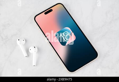 Antalya, Türkei - 11. Juni 2024: IPhone 15 Pro mit dem neuen iOS 18 Logo, das nächste Betriebssystem für Apple Smartphones, wird veröffentlicht Stockfoto