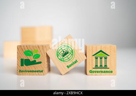 ESG-Konzepte zu Umwelt, Gesellschaft und Governance grüne Holzblöcke esg-Investition esg-nachhaltige Unternehmensentwicklung Umweltkonside Stockfoto