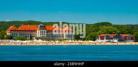 05.06.2022. Menschen am Strand von Sopot im Grand Hotel das Grand Hotel ist das eleganteste Hotel in Sopot, dem wichtigsten Kurort und Touristenort. Stockfoto