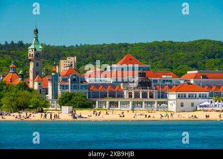 05.06.2022. Menschen am Strand von Sopot im Grand Hotel das Grand Hotel ist das eleganteste Hotel in Sopot, dem wichtigsten Kurort und Touristenort. Stockfoto