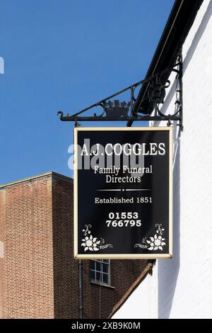 Unterschreiben Sie Einen unabhängigen Familienbegräbnisdirektor von J Coggles in King's Lynn. Stockfoto