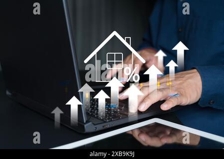 Immobilieninvestitionskonzept. Man Touch Virtual House Symbol für die Analyse von Hypothekarkrediten und Versicherungen Immobilien Hypotheken. Zinssatz, Bestand Stockfoto