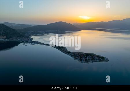 Der Egirdir-See in der Türkei liegt in der Provinz Isparta. Aufgrund seiner täglichen und saisonalen Differenzierung ist er auch als „Siebenfarbiger See“ bekannt Stockfoto