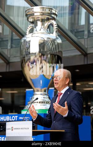 Düsseldorf, Deutschland. Juni 2024. Nordrhein-westfälischer landtagspräsident Andre Kuper steht bei der Verleihung der Riesentrophäe vor dem drei Meter langen Nachbau der EM-Trophäe vor dem landtag Nordrhein-Westfalens. Die Trophäenreplik wird bis zum 13. Juni auf dem Vorplatz des landtags stehen und kann als Selfie-Spot genutzt werden. Quelle: Henning Kaiser/dpa/Alamy Live News Stockfoto