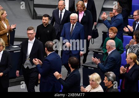 Der ukrainische Praesident Wolodymyr Selenskyj spricht am Dienstag 11.06.2024 zu den Abgeordneten bei der Sondersitzung des Bundestags in Berlin. Foto v.l.: Selenskyj, Bundeskanzler Olaf Scholz SPD, Bundespraesident Frank-Walter Steinmeier SPD, Bundestagspraesidentin Baerbel Bas SPD es ist Selenskyjs zweiter offizieller Deutschlandbesuch in diesem Jahr. Die Initiative, Selenskyj im Bundestag sprechen zu lassen, geht auf den Gruenenabgeordneten Robin Wagener zurueck. Wagener ist Vorsitzender der deutsch-ukrainischen Parlamentariergruppe. Seit dem Ueberfall Russlands auf die Ukraine war er mehrf Stockfoto