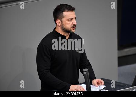 Der ukrainische Praesident Wolodymyr Selenskyj Foto spricht am Dienstag 11.06.2024 zu den Abgeordneten bei der Sondersitzung des Bundestags in Berlin. Es ist Selenskyjs zweiter offizieller Deutschlandbesuch in diesem Jahr. Die Initiative, Selenskyj im Bundestag sprechen zu lassen, geht auf den Gruenenabgeordneten Robin Wagener zurueck. Wagener ist Vorsitzender der deutsch-ukrainischen Parlamentariergruppe. Seit dem Ueberfall Russlands auf die Ukraine war er mehrfach in dem Kriegsland und wirbt immer wieder für mehr militaerische Hilfe für Kiew. NUR REDAKTIONELLE VERWENDUNG *** ukrainischer Präsident Volo Stockfoto