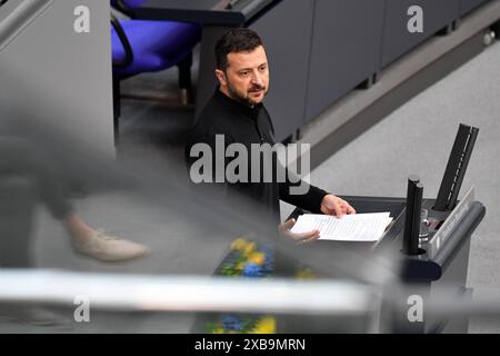 Der ukrainische Praesident Wolodymyr Selenskyj Foto spricht am Dienstag 11.06.2024 zu den Abgeordneten bei der Sondersitzung des Bundestags in Berlin. Es ist Selenskyjs zweiter offizieller Deutschlandbesuch in diesem Jahr. Die Initiative, Selenskyj im Bundestag sprechen zu lassen, geht auf den Gruenenabgeordneten Robin Wagener zurueck. Wagener ist Vorsitzender der deutsch-ukrainischen Parlamentariergruppe. Seit dem Ueberfall Russlands auf die Ukraine war er mehrfach in dem Kriegsland und wirbt immer wieder für mehr militaerische Hilfe für Kiew. NUR REDAKTIONELLE VERWENDUNG *** ukrainischer Präsident Volo Stockfoto