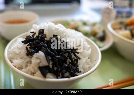 Kombu Algen auf Reis wird während des Mittagessens in der Schule in Japan serviert. Stockfoto