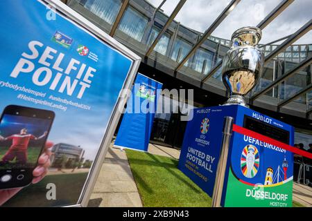 Düsseldorf, Deutschland. Juni 2024. Vor dem landtag von Nordrhein-Westfalen steht die Giant Trophy, eine drei Meter hohe Nachbildung der Europameisterschaft. Die Trophäenreplik wird bis zum 13. Juni auf dem Vorplatz des landtags stehen und kann als Selfie-Spot genutzt werden. Quelle: Henning Kaiser/dpa/Alamy Live News Stockfoto