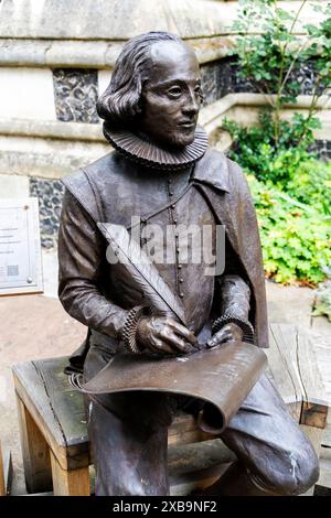 Bronzestatue von William Shakespeare auf einer Bank des Bildhauers Raphael Maklouf, Kirchhof der Southwark Cathedral, London, Vereinigtes Königreich. Stockfoto