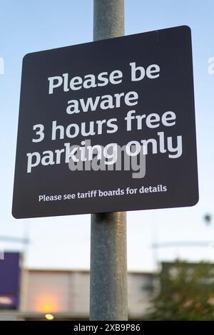 Nahaufnahme des Schilds für einen Supermarkt im Freien auf dem Parkplatz von Sainsbury, das Kunden über die Parkbeschränkungen für Käufer informiert, die 3 Stunden kostenlos parken können. Stockfoto