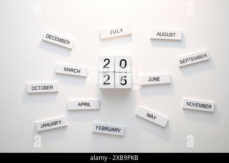 Weiße Holzblöcke, Die Das Jahr 2025 Mit Umliegenden Monatsbeschriftungen Anzeigen Stockfoto