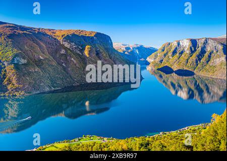 Herbst im Aurlandsfjord, einem der Fjorde Westnorwegens Stockfoto