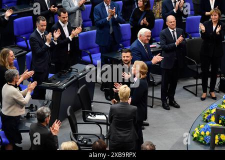 Der ukrainische Praesident Wolodymyr Selenskyj Foto Mitte spricht am Dienstag 11.06.2024 zu den Abgeordneten bei der Sondersitzung des Bundestags in Berlin. Es ist Selenskyjs zweiter offizieller Deutschlandbesuch in diesem Jahr. Die Initiative, Selenskyj im Bundestag sprechen zu lassen, geht auf den Gruenenabgeordneten Robin Wagener zurueck. Wagener ist Vorsitzender der deutsch-ukrainischen Parlamentariergruppe. Seit dem Ueberfall Russlands auf die Ukraine war er mehrfach in dem Kriegsland und wirbt immer wieder für mehr militaerische Hilfe für Kiew. NUR REDAKTIONELLE VERWENDUNG *** Ukrainischer Presiden Stockfoto