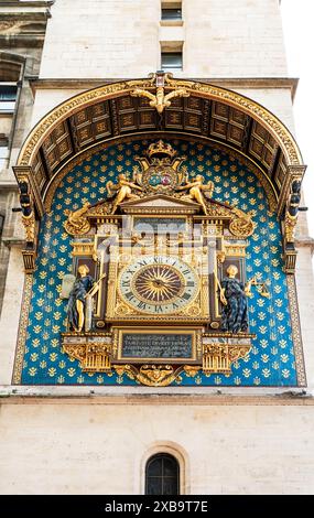 Die Uhr auf der Tour de l'Horloge (14. Jahrhundert) an der Außenmauer der Conciergerie, ehemaliges Gericht und Gefängnis im Pariser Stadtzentrum, Frankreich Stockfoto