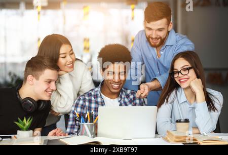 Bildung Konzept. Studenten mit Laptop in der Bibliothek Stockfoto