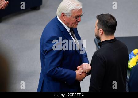 Der ukrainische Praesident Wolodymyr Selenskyj spricht am Dienstag 11.06.2024 zu den Abgeordneten bei der Sondersitzung des Bundestags in Berlin. Foto v.l.: Bundespraesident Frank-Walter Steinmeier und Selenskyj es ist Selenskyjs zweiter offizieller Deutschlandbesuch in diesem Jahr. Die Initiative, Selenskyj im Bundestag sprechen zu lassen, geht auf den Gruenenabgeordneten Robin Wagener zurueck. Wagener ist Vorsitzender der deutsch-ukrainischen Parlamentariergruppe. Seit dem Ueberfall Russlands auf die Ukraine war er mehrfach in dem Kriegsland und wirbt immer wieder für mehr militaerische Hil Stockfoto