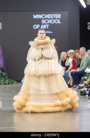 London, Großbritannien. Juni 2024. Der Catwalk der Winchester School of Art präsentiert sich bei der Graduate Fashion Week Day 2 in der Old Truman Brewery in London, UK Credit: Richard Lincoln/Alamy Live News Stockfoto