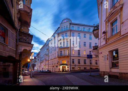 Abend in Marianske Lazne (Marienbad) - Spa Hotel Flora in der Nähe der Hauptkolonnade - großartiger Kurort Tschechien, Europa Stockfoto