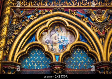 Detail farbenfroher Gemälde mit Heiligen und Basreliefs in der Sainte Chapelle in Paris, Île-de-France, Frankreich. Stockfoto