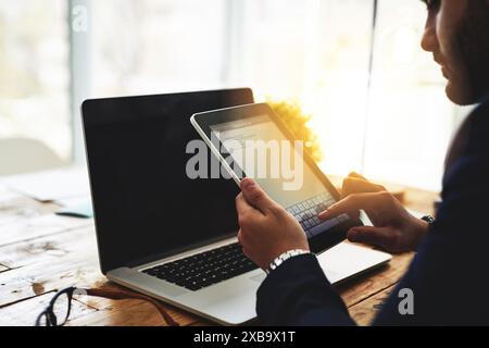 Büro, Tablet-Bildschirm und Geschäftsmann zum Tippen, Terminkalender und wichtige Notizen am Schreibtisch. Arbeitsplatz, männlicher Administrator und digitale To-Do-Aufgaben Stockfoto