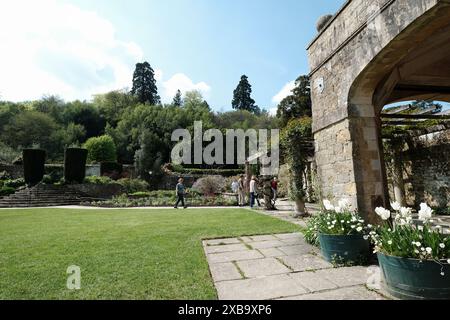 Besucher besuchen im Frühjahr die Gärten von Chartwell, Heimat von Sir Winston Churchill in Kent Stockfoto