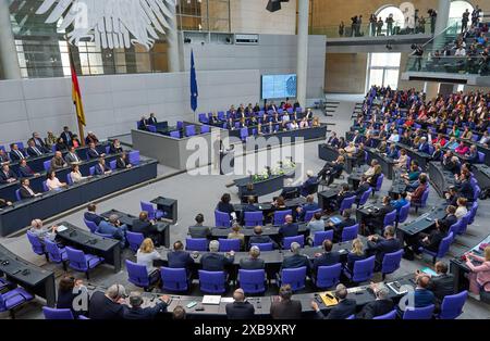 Der ukrainische Praesident Wolodymyr Selenskyj Foto spricht am Dienstag 11.06.2024 zu den Abgeordneten bei der Sondersitzung des Bundestags in Berlin. Es ist Selenskyjs zweiter offizieller Deutschlandbesuch in diesem Jahr. Die Initiative, Selenskyj im Bundestag sprechen zu lassen, geht auf den Gruenenabgeordneten Robin Wagener zurueck. Wagener ist Vorsitzender der deutsch-ukrainischen Parlamentariergruppe. Seit dem Ueberfall Russlands auf die Ukraine war er mehrfach in dem Kriegsland und wirbt immer wieder für mehr militaerische Hilfe für Kiew. NUR REDAKTIONELLE VERWENDUNG *** ukrainischer Präsident Volo Stockfoto