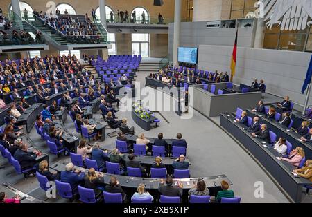 Der ukrainische Praesident Wolodymyr Selenskyj Foto spricht am Dienstag 11.06.2024 zu den Abgeordneten bei der Sondersitzung des Bundestags in Berlin. Foto Mitte oben: Die leeren Sitzplaetze sind von der Fraktion der AfD es ist Selenskyjs zweiter offizieller Deutschlandbesuch in diesem Jahr. Die Initiative, Selenskyj im Bundestag sprechen zu lassen, geht auf den Gruenenabgeordneten Robin Wagener zurueck. Wagener ist Vorsitzender der deutsch-ukrainischen Parlamentariergruppe. Seit dem Ueberfall Russlands auf die Ukraine war er mehrfach in dem Kriegsland und wirbt immer wieder für mehr militaer Stockfoto