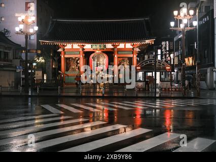 Tokio - 4 2023. Mai: Von außen: Sensoji-Tempel. Es ist sowohl bei Einheimischen als auch bei Touristen beliebt, da es seit der Edo-Zeit entstanden ist. Stockfoto