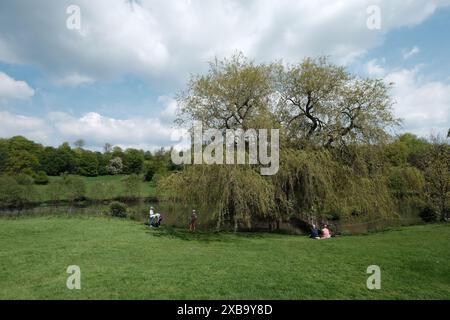 Besucher besuchen im Frühjahr die Gärten von Chartwell, Heimat von Sir Winston Churchill in Kent Stockfoto