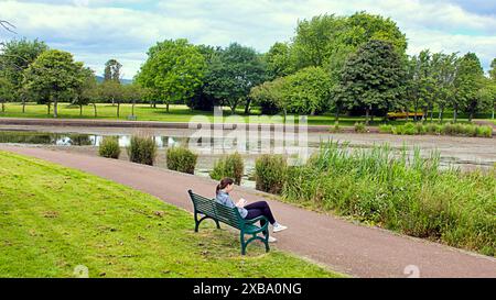 Glasgow, Schottland, Großbritannien. 11. Juni 2024: Blaualgen-Problem Stadtparks sehen Probleme für Wildtiere und Einheimische. Der Bootsteich im Knightswood Park wird entwässert, was das Problem zunichte macht, aber lokale Vögel kämpfen und Nester aus Müll bauen, um mit geschlüpften Küken fertig zu werden, nachdem das Nest durch Entwässerung zerstört wurde. Credit Gerard Ferry /Alamy Live News Stockfoto