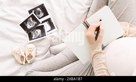 Schwangerschaftsprotokoll im Bett bei der Auswertung von Ultraschallbildern Stockfoto